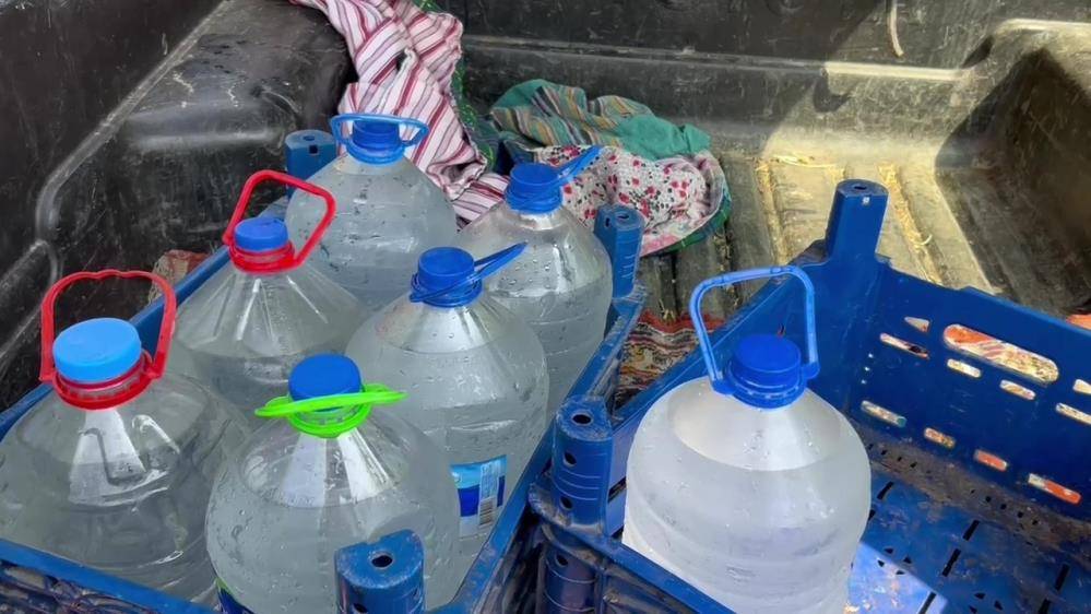 Kuraklıkla boğuşan mahallede kuyudan su fışkırdı! Bayram ediyorlar 8